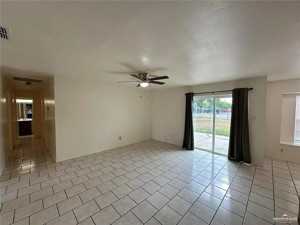 3 bed, 2.0 bath, 1222 sqft, $1,475 — Photo 2