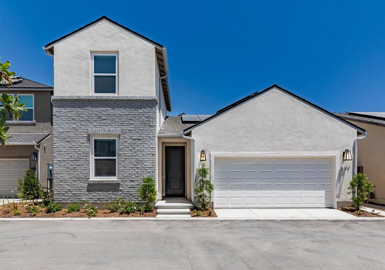 New Tesoro Viejo home with 3 bedrooms, 3 baths with solar included — Photo 1