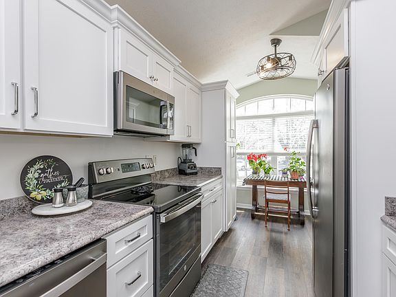 4th image of 261 Darenia Ln