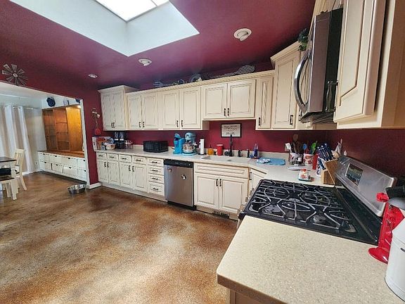 5th image of 1923 Oakridge Dr
