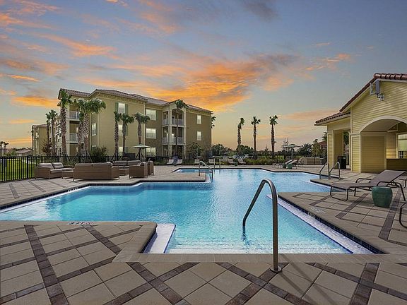 Lerner Parc at Gatlin Commons Pool