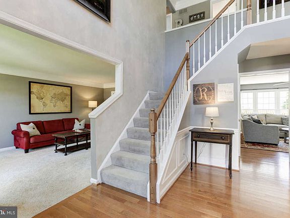 3rd image of 205 Stoneledge Pl NE
