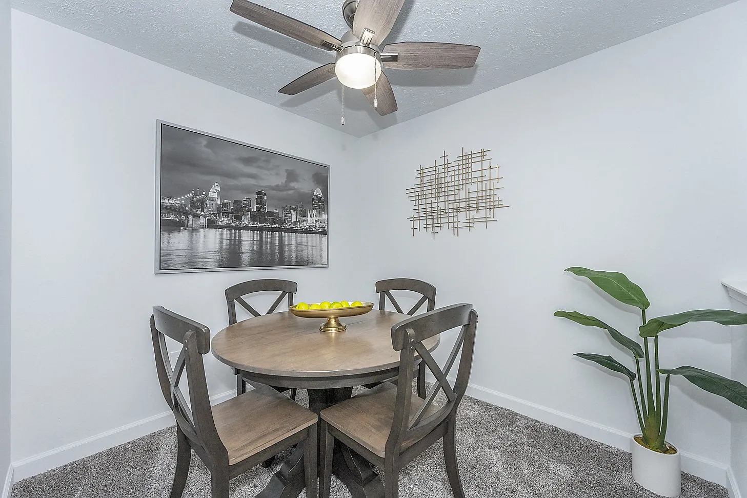 Hilltop Apartments — Photo 4
