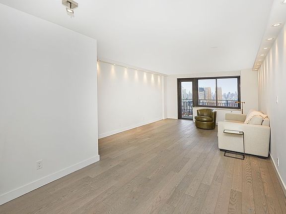2nd image of 201 W 70th St APT 33G