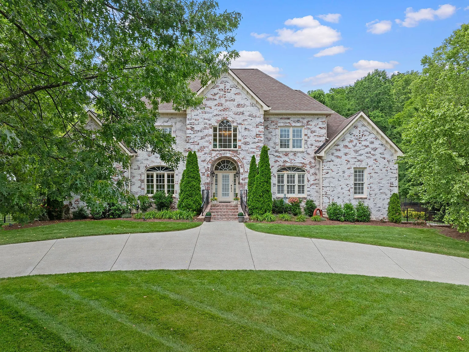 5 bed, 5.5 bath, 5986 sqft, $8,500 — Photo 2