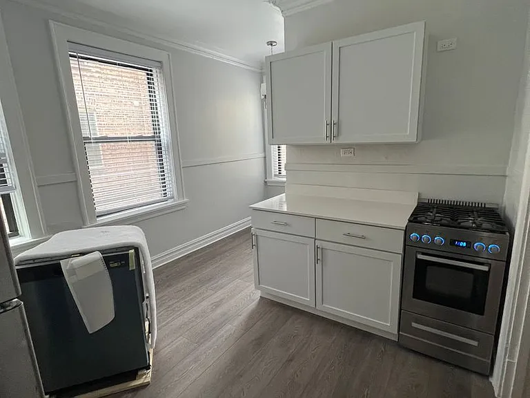 605 Hinman — Photo 18