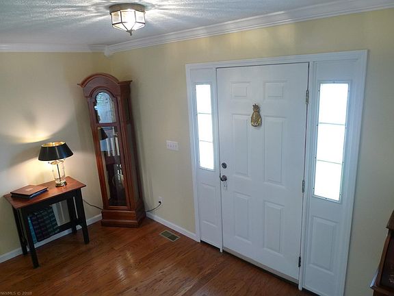 3rd image of 30 Round Hill Dr