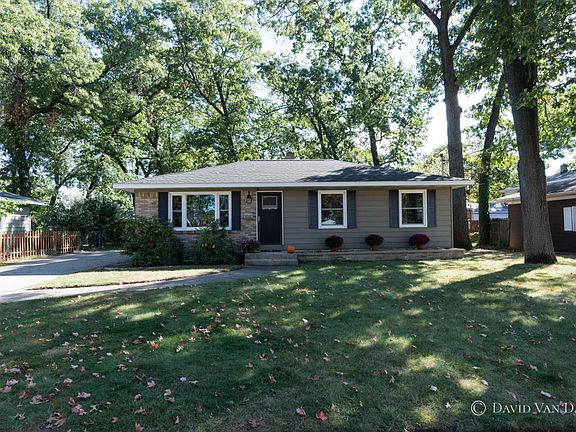 2nd image of 1040 Locksley Dr SW