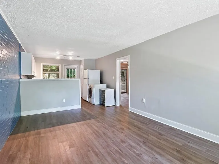 326 Mathews Ave #B — Photo 3
