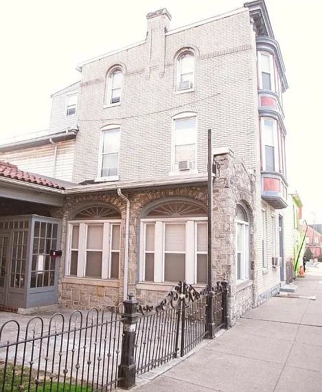 3 bed, 1.0 bath, 10764 sqft, $1,300 — Photo 1