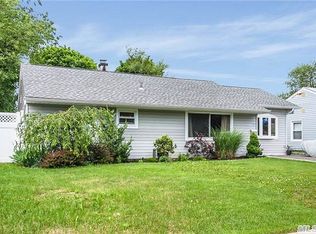 9 Hoover Ln, Bethpage, NY 11714