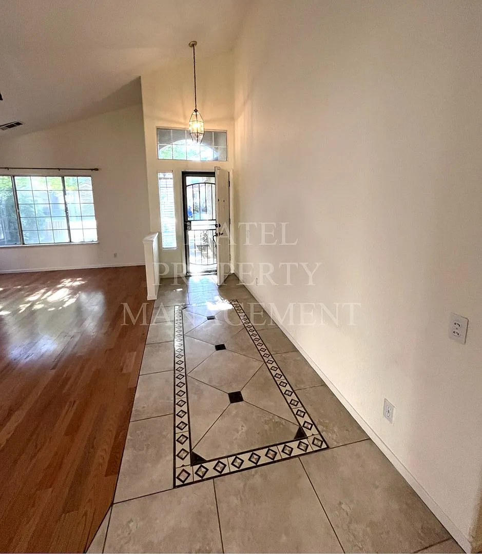 Building Photo - 3904 Breda Ct