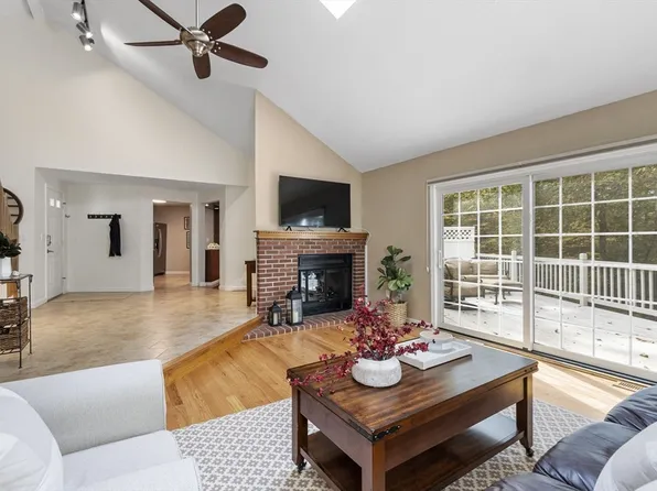 18-18B Pilgrim Dr, Westford, MA 01886