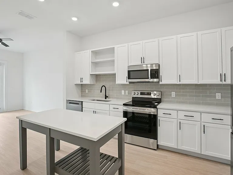 Kitchen One Bedroom Layout with Island