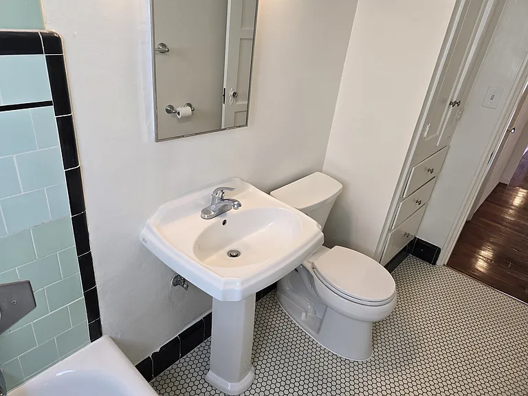 650 S Cloverdale Ave #4 — Photo 10