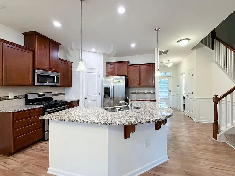 907 Saratoga Dr — Photo 10
