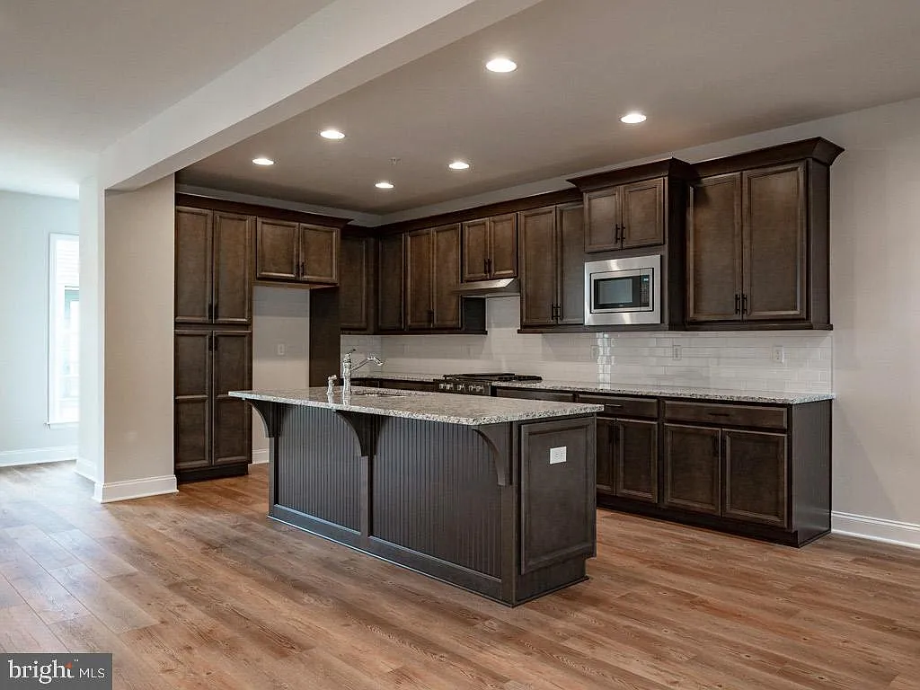 4 bed, 2.5 bath, 2425 sqft, $2,695 — Photo 2