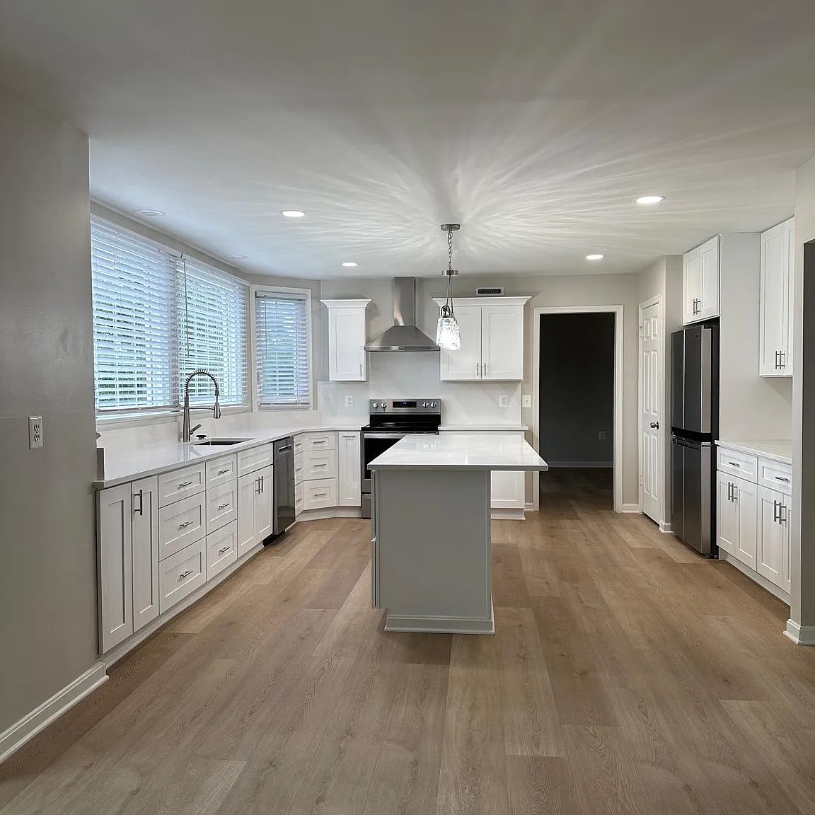 5 bed, 4.0 bath, 4278 sqft, $5,100 — Photo 4