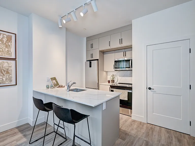 415 Duke St W — Photo 9