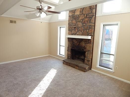 Great room w/ new carpet and paint