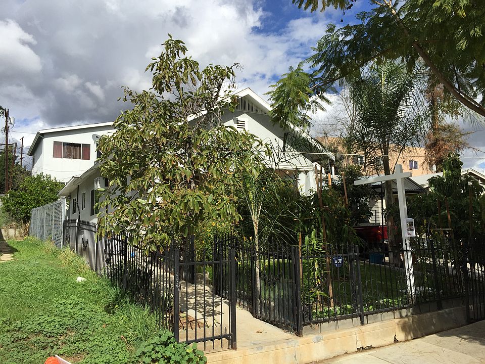 3 BR house & 2 Apt in rear 