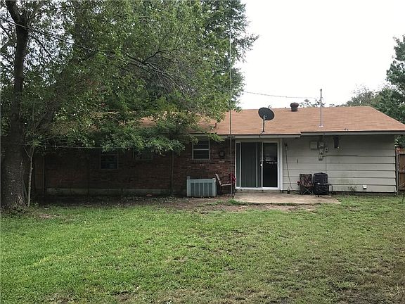 4th image of 104 Leslie St