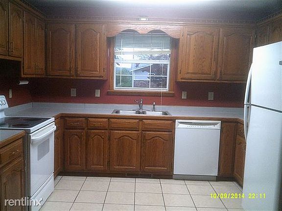 kitchen w ceramic floor