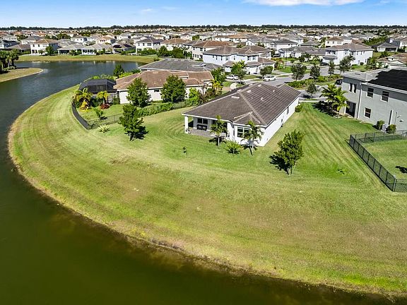 4th image of 4532 Applewood Circle