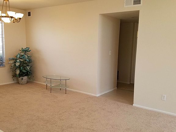 Dining room w/chandelier