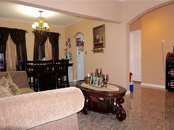 3rd image of 213 W Clarendon Dr