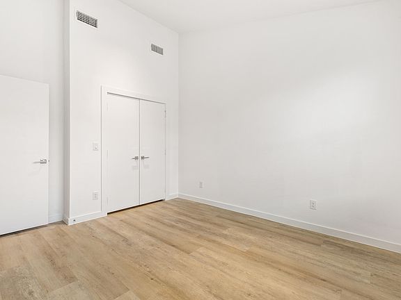 5th image of 4911 Belmont Ave #15
