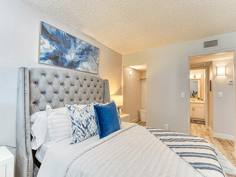 Las Brisas Apartment Homes — Photo 10