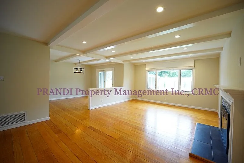4 bed, 3.0 bath, 2011 sqft, $6,800 — Photo 4