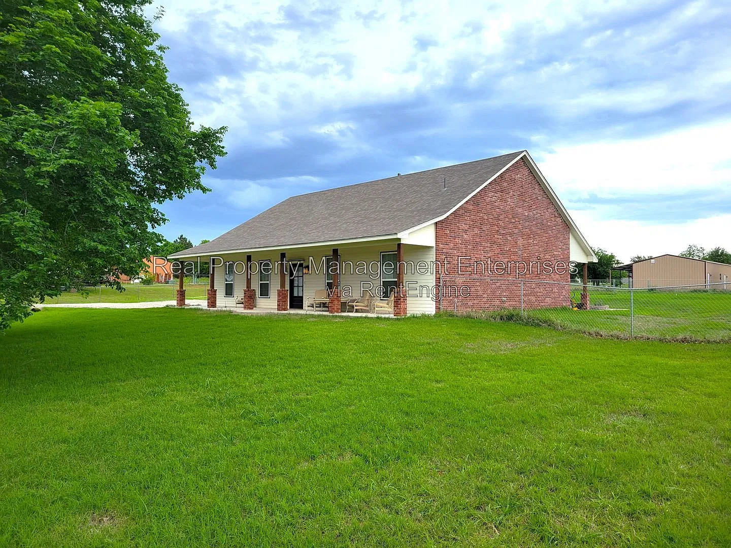 3 bed, 2.0 bath, 1686 sqft, $1,724 — Photo 2