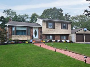 37 Middle Dr, Huntington, NY 11743
