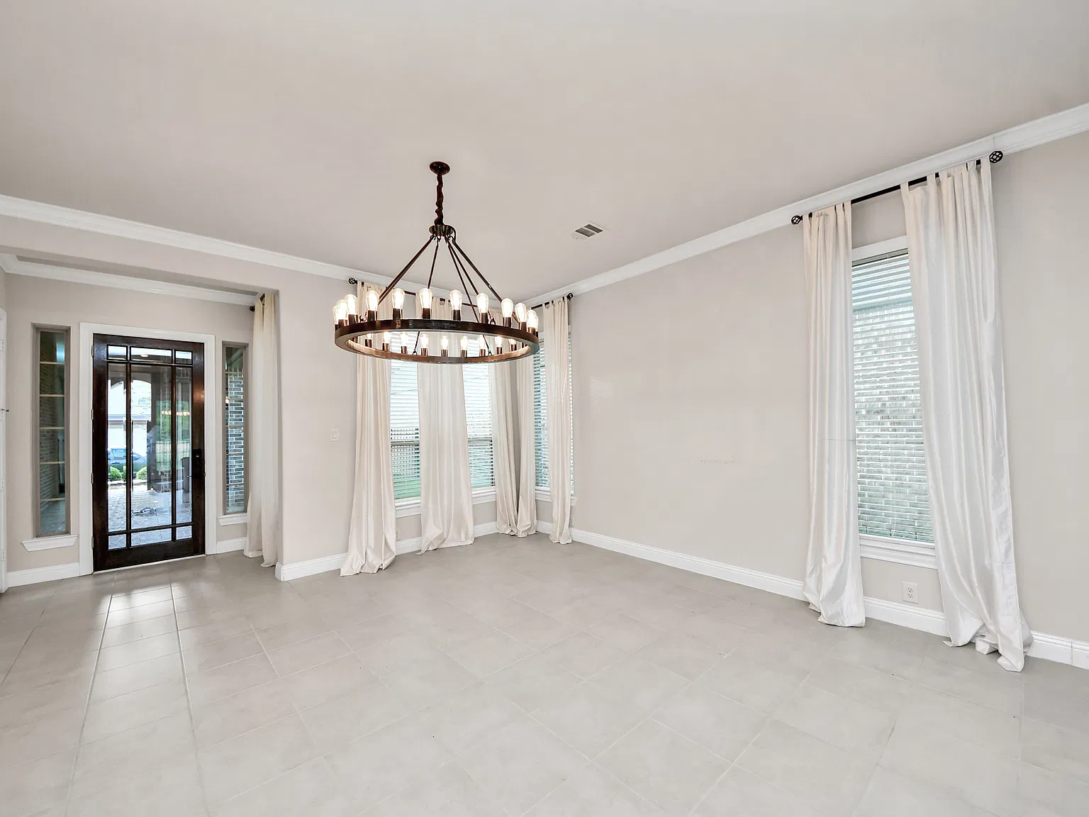 3 bed, 3.5 bath, 2996 sqft, $3,400 — Photo 2