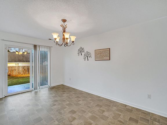 3rd image of 134 Auburn Cir