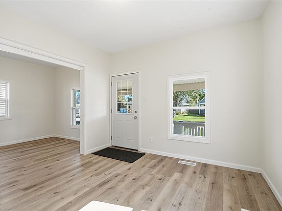 3rd image of 828 10th St SW