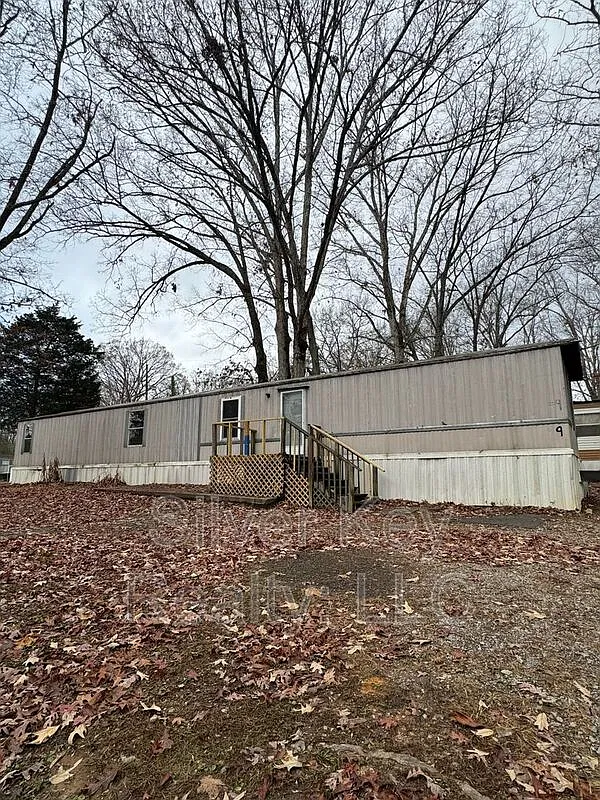 3 bed, 2.0 bath, $995 — Photo 1