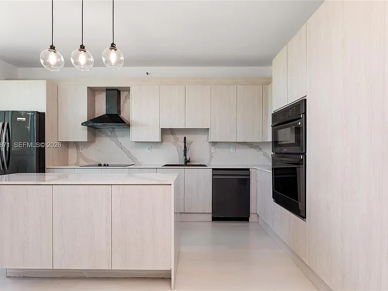 300 S Pointe Dr #907 — Photo 17
