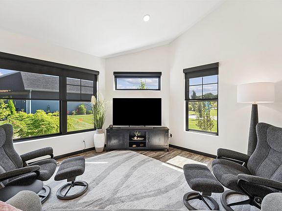 4th image of 901 Clover Ct