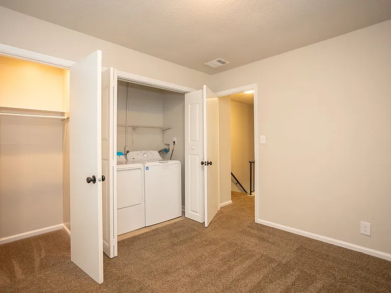 Beautiful Chesney Woods Townhomes — Photo 25