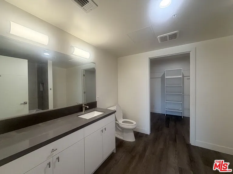 900 S Kenmore Ave #505 — Photo 3