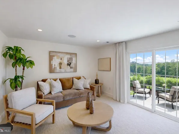 6 Little Pond Dr, Laurel Springs, NJ 08021