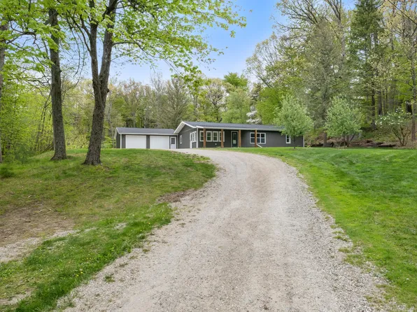 7924 Pine Island Ct NE, Belmont, MI 49306