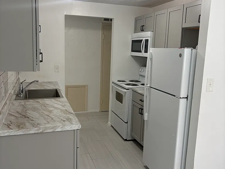 1734 W 28th St #106 — Photo 26