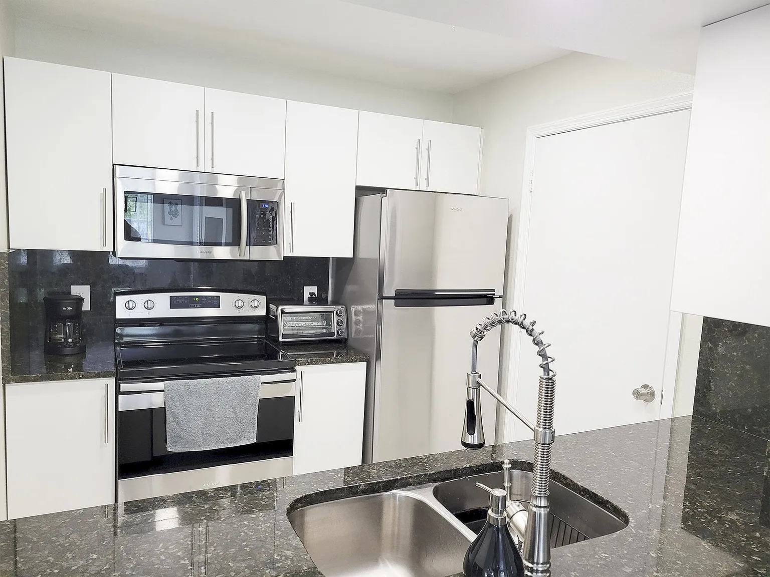 1 bed, 1.0 bath, 670 sqft, $2,400 — Photo 3