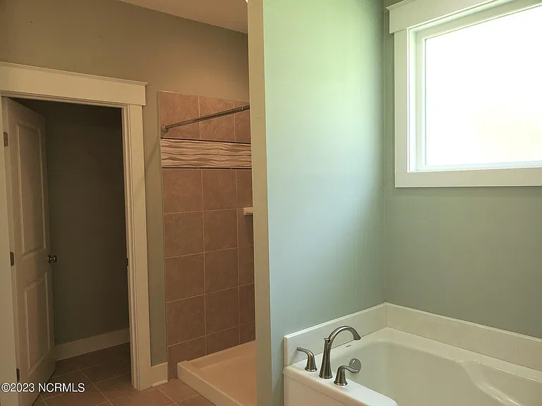 112 Meadowbrook Ct — Photo 42