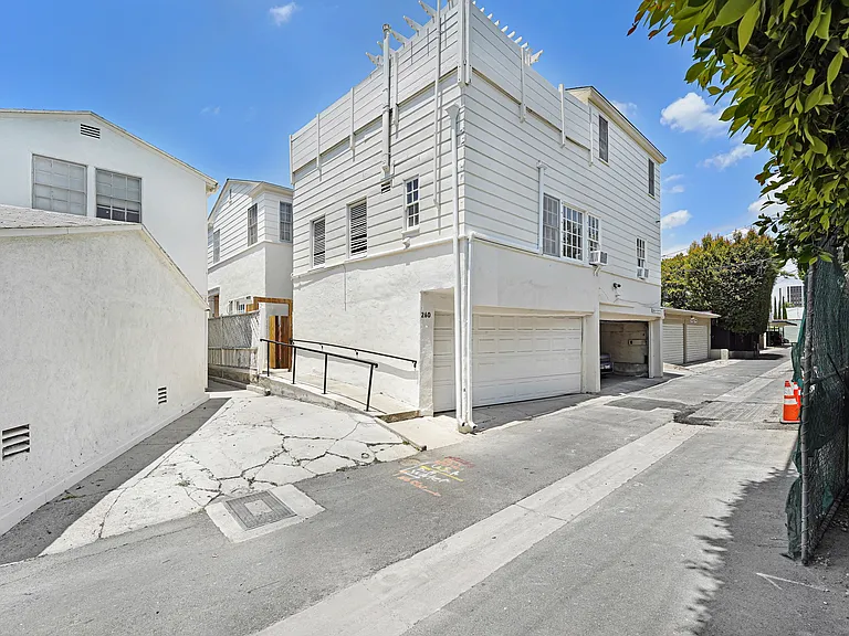 262 S Spalding Dr #1/2 — Photo 15