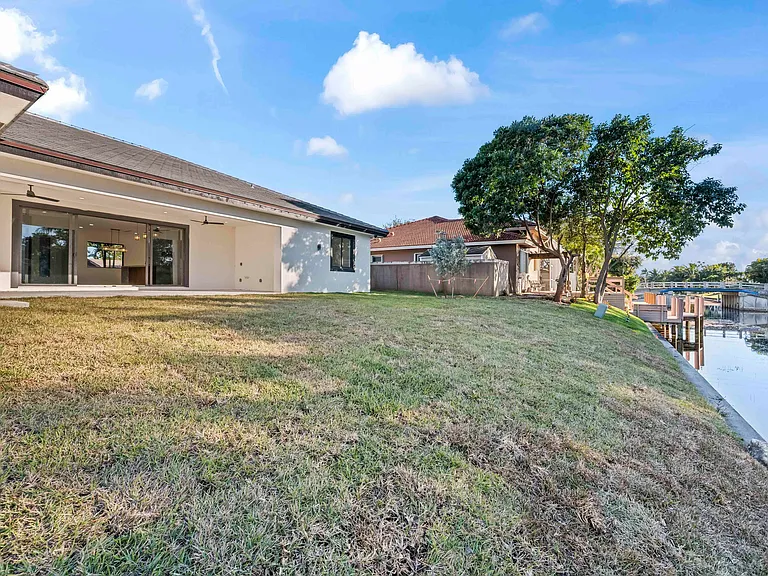 621 NW 42nd Ave — Photo 45